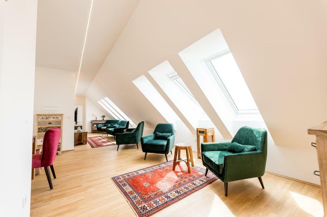 Grosse Dachgeschosswohnung Im Herzen Von Graz Exterior photo