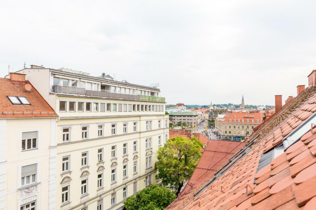 Grosse Dachgeschosswohnung Im Herzen Von Graz Exterior photo