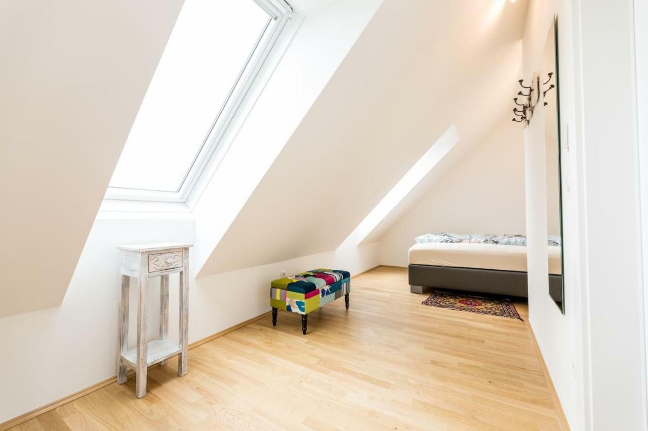Grosse Dachgeschosswohnung Im Herzen Von Graz Exterior photo