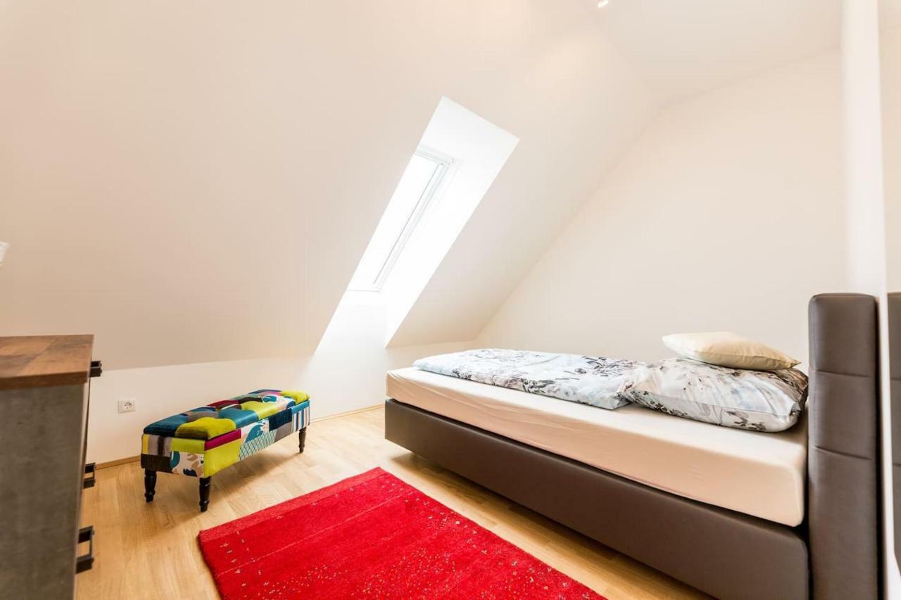 Grosse Dachgeschosswohnung Im Herzen Von Graz Exterior photo